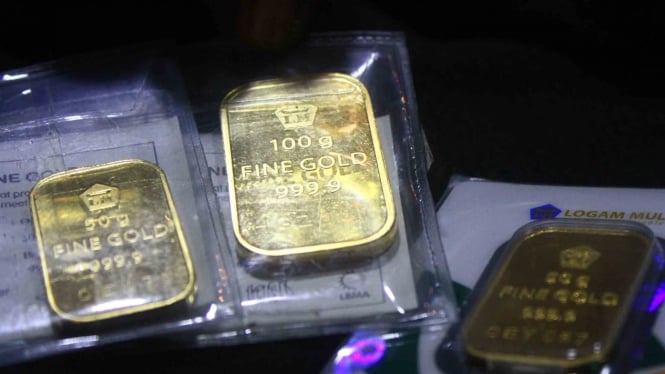 Emas batangan untuk investasi di sebuah gerai emas di Malang, Jawa Timur.